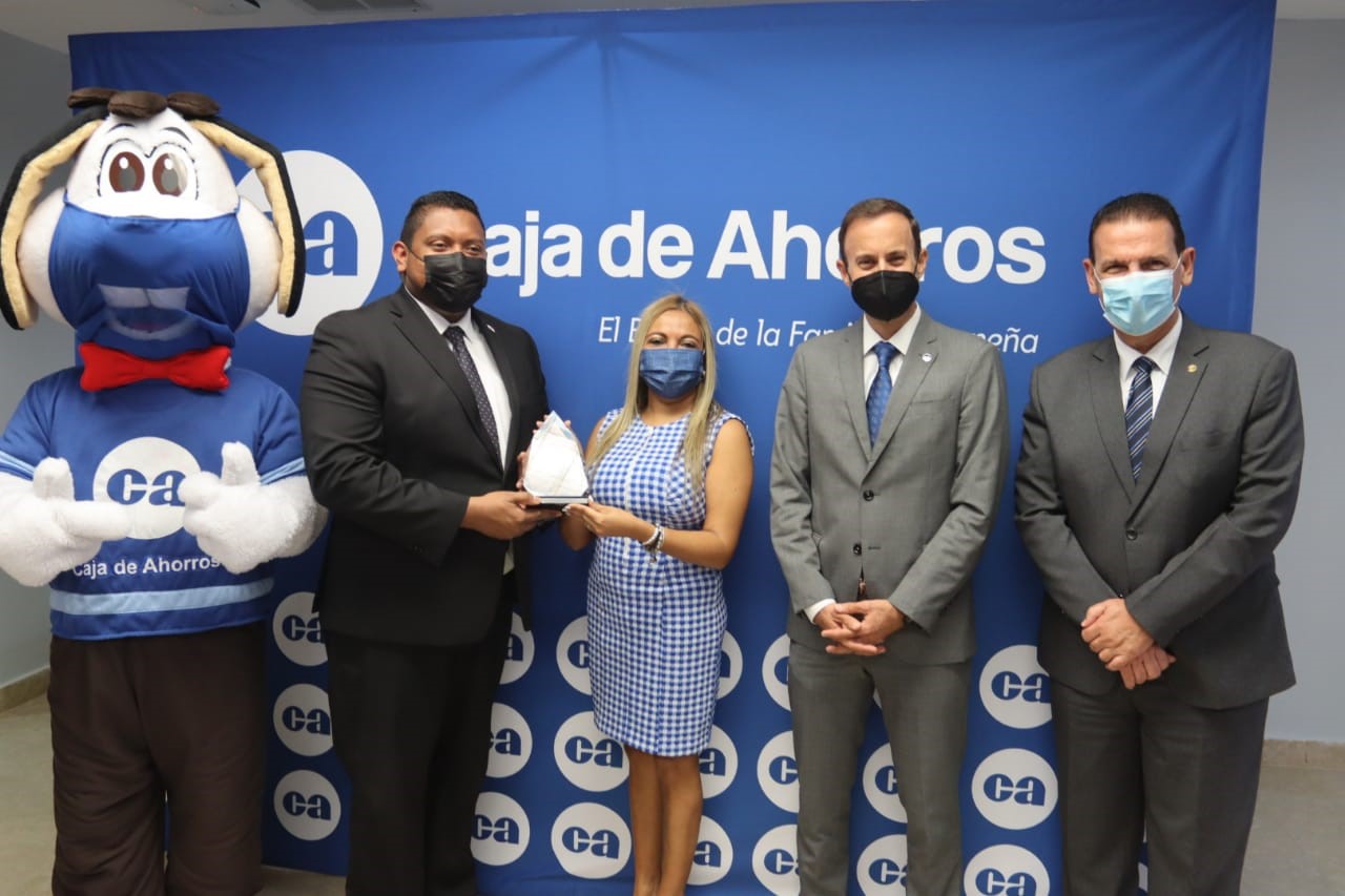 AIG respalda transformación digital de Caja de Ahorros