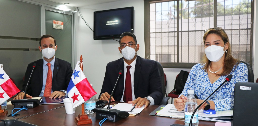 Equipo de Caja de Ahorros sustentando el presupuesto 2022 ante la Asamblea Nacional de Diputados