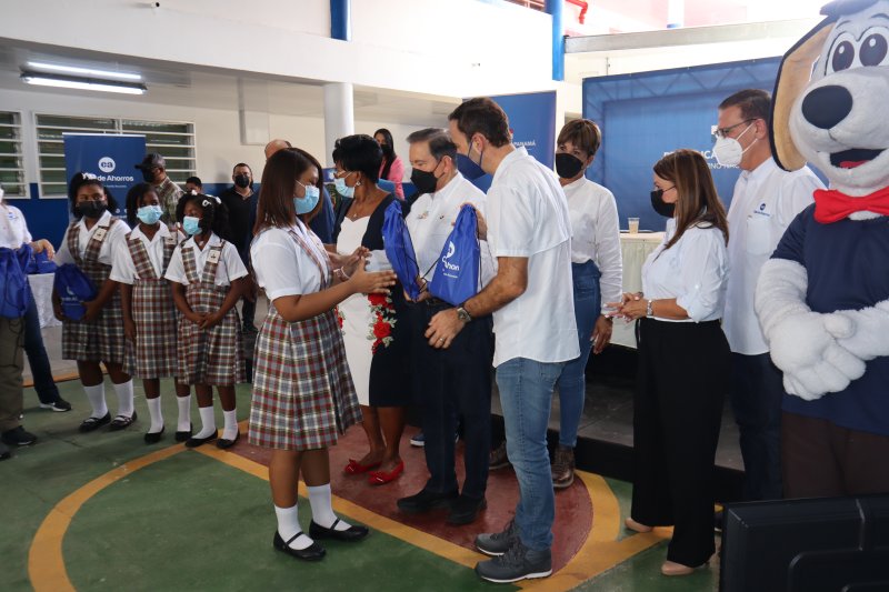 Caja de Ahorros respalda la educación