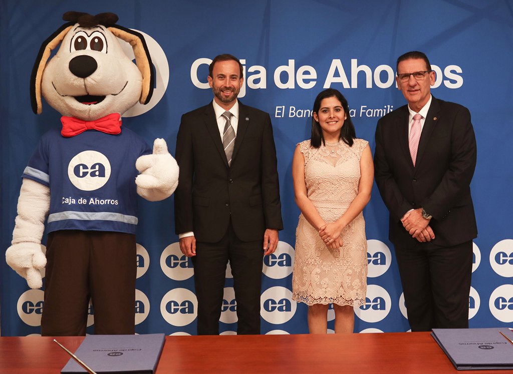 Zambo junto a Juan E. Melillo, Elisa Zarzavilla de la Junta Directiva de CAMCHI y Lorenzo Escudé