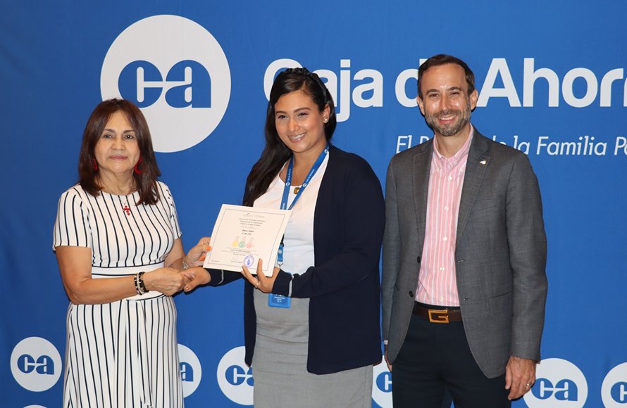 Colaboradora de Caja de Ahorros graduada en lenguaje de señas