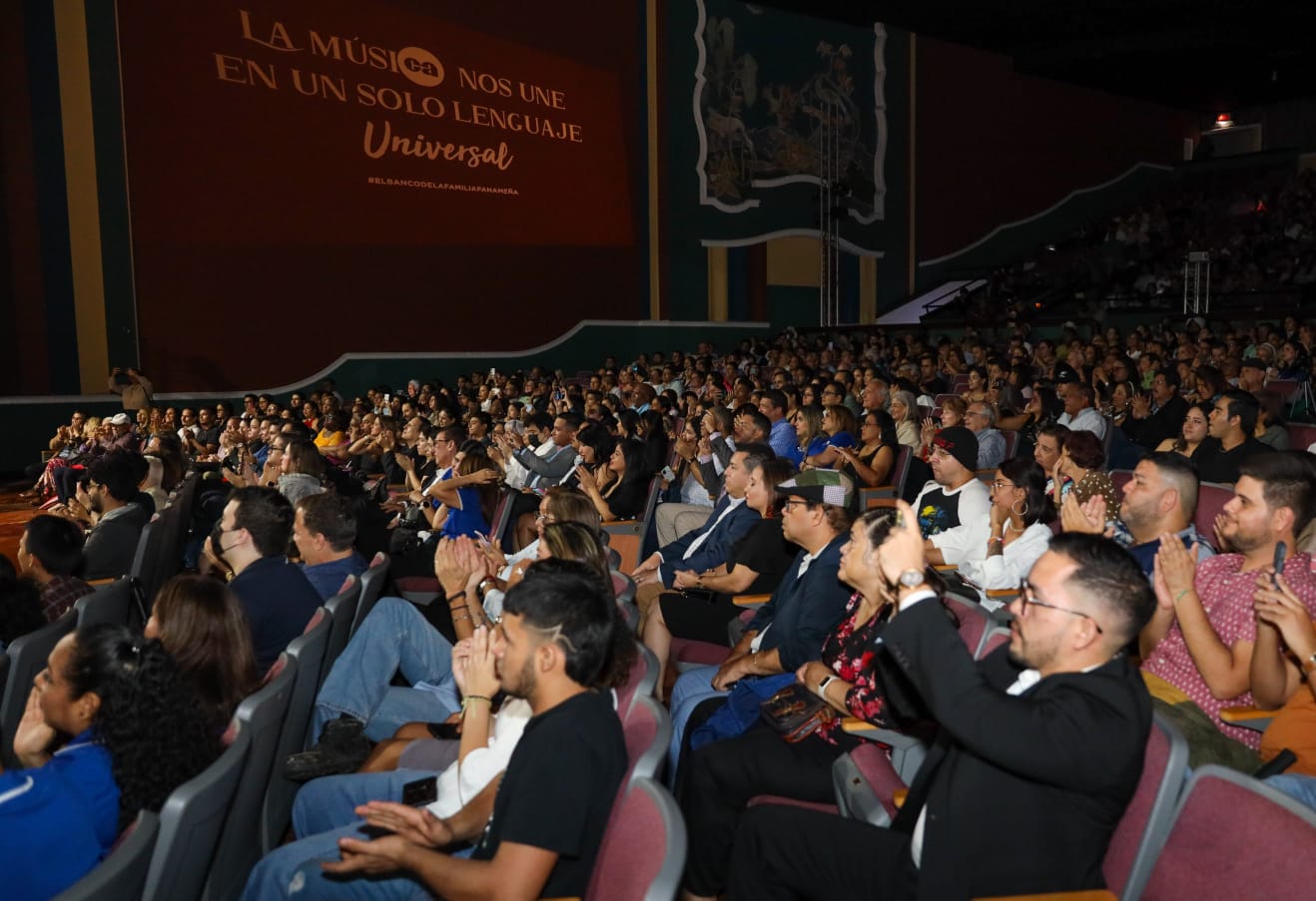 Público en el concierto por los 89 años de Caja de Ahorros