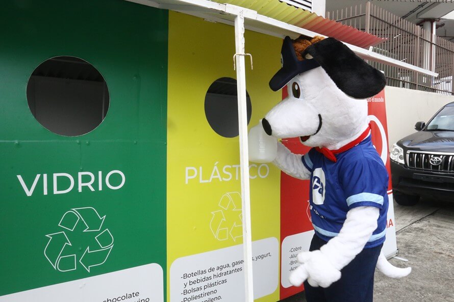 Zambo en estación de reciclaje de Caja de Ahorros