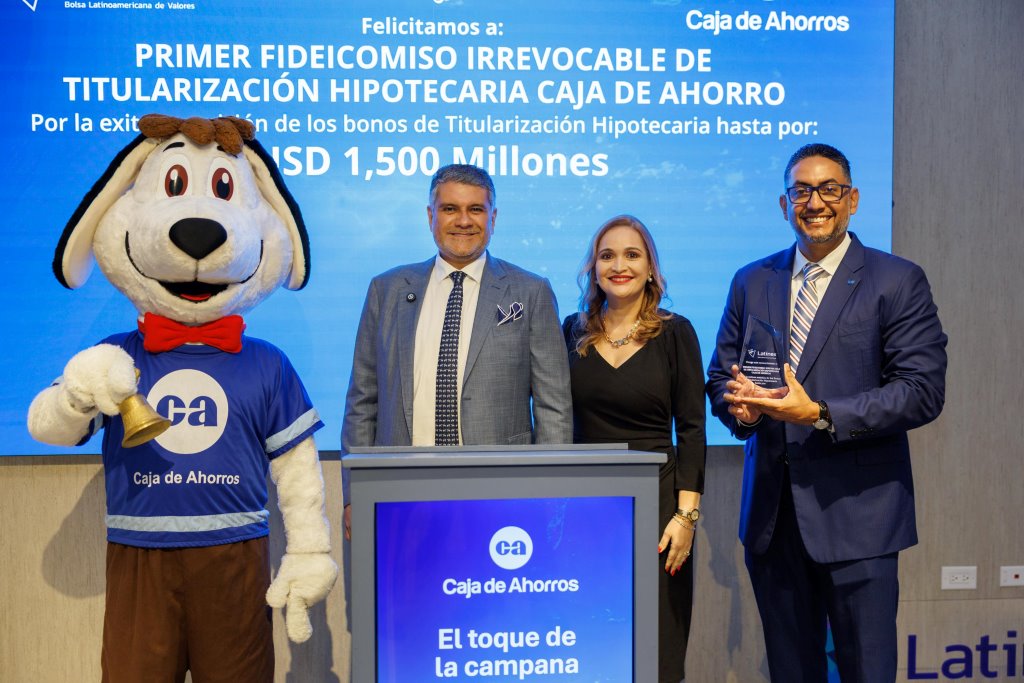 logrando una Caja de Ahorros logra certificación de grado de inversión de AAA (EXP) (pan)